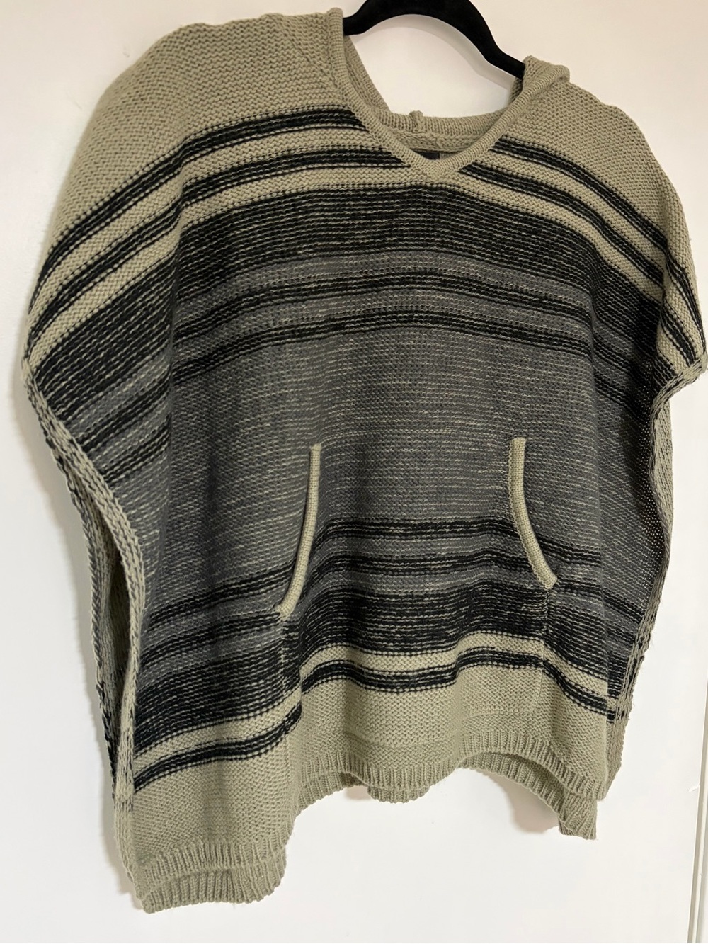 Saks Fifth Avenue Women’s Tan and Black Knitted Hooded Poncho OS - Picture 2 of 8
